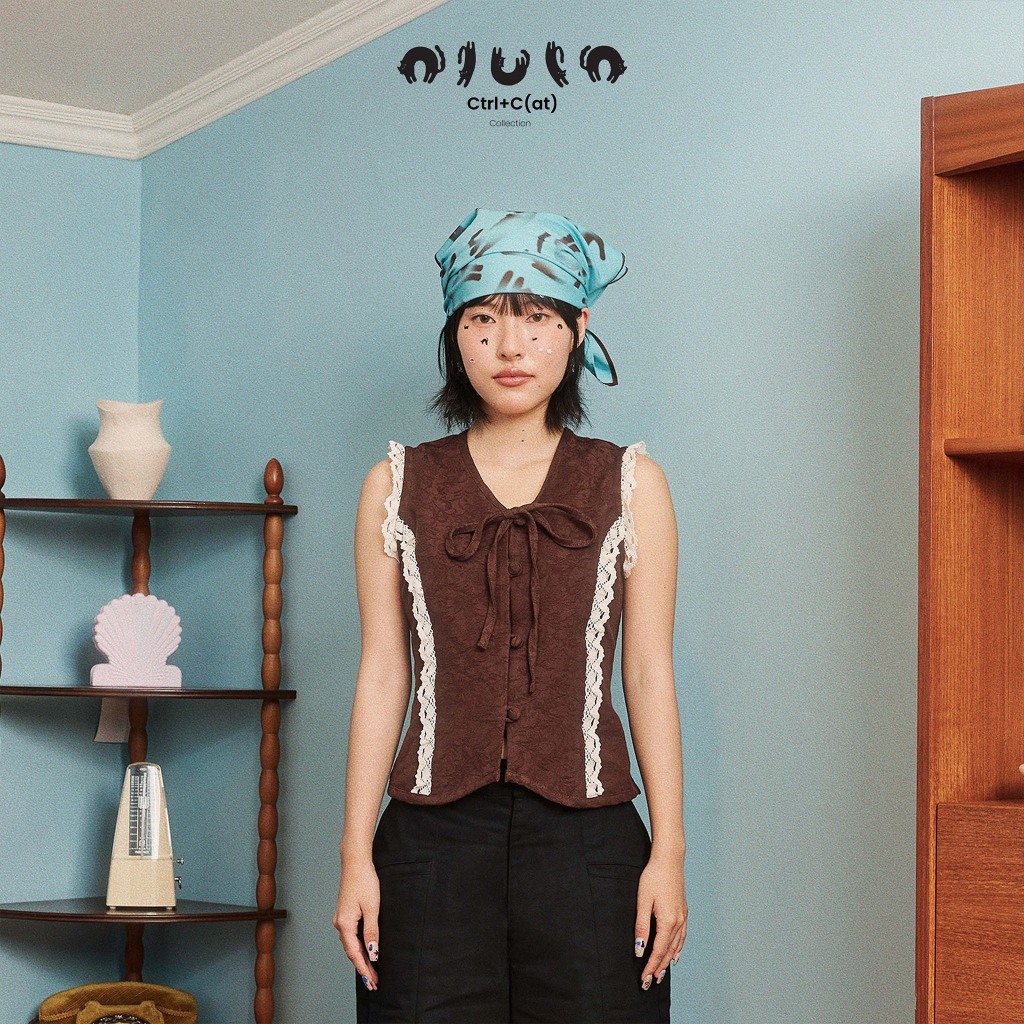 olulo Ctrl+C(at) - Brown Jacquard Lace Vest เสื้อกั๊กผ้าทอแจ็คการ์ด (Free! Arm Patch จนกว่าของจะหมด)