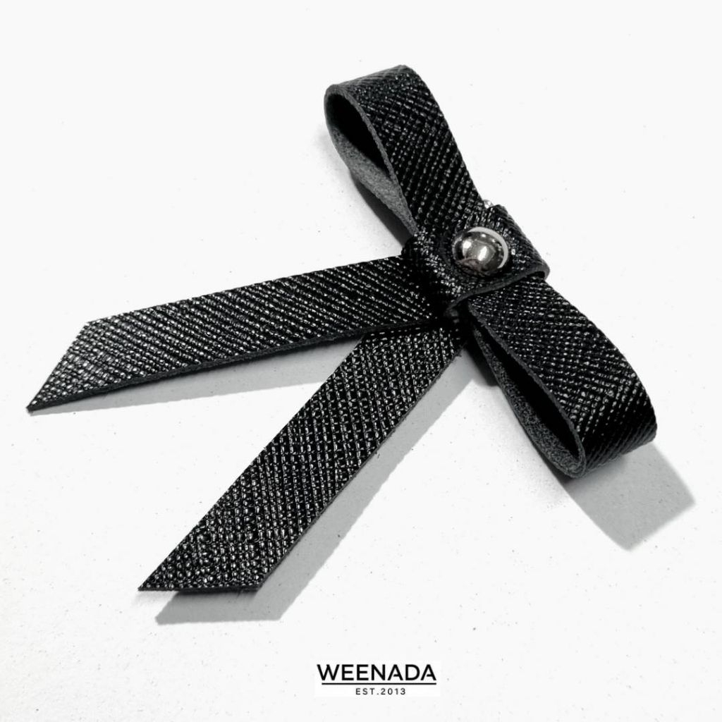 เข็มกลัดไว้อาลัย งานแฮนด์เมดหนังแท้ 100% ใช้งานได้นาน มี 2 สีให้เลือก