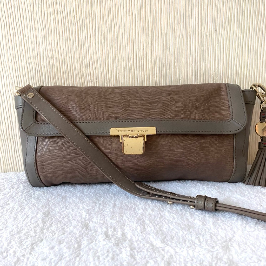 กระเป๋าคล้องไหล่ Tommy สีน้ำตาล