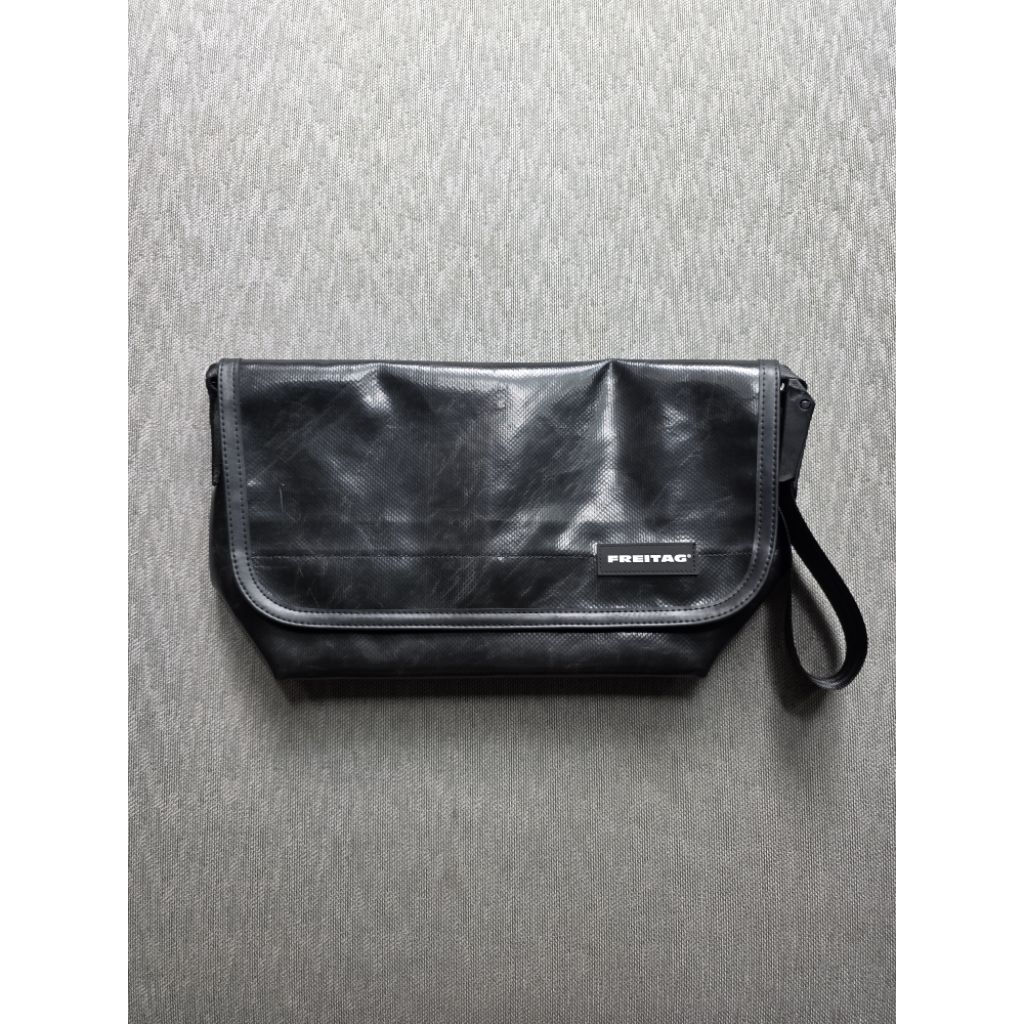 Freitag F42 Surfside 6 ดำล้วน มือ 1 tag ห้อย ช่องในสีแดง ผ้าหนา เงา เกล็ดสวย