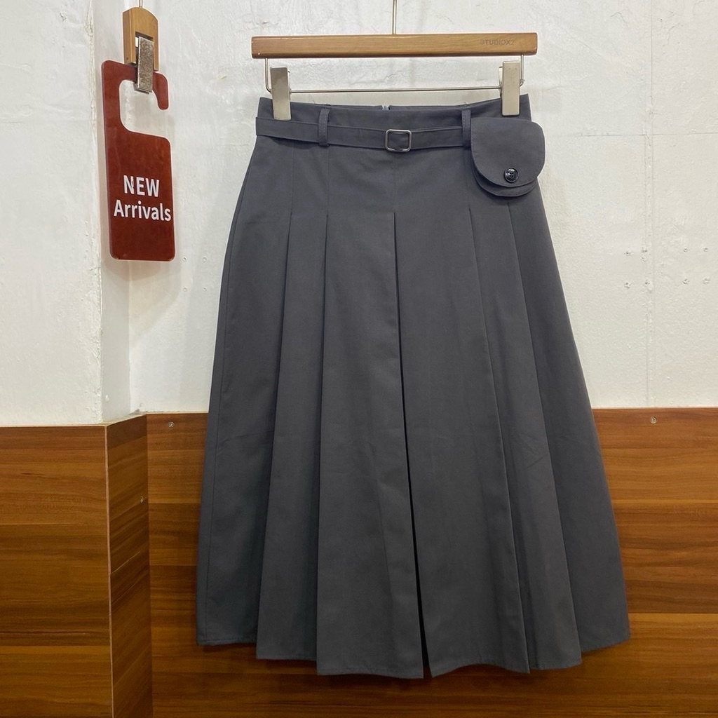 กระโปรง Midi pleated Skirt with belt จากแบรนด์ StudioX2