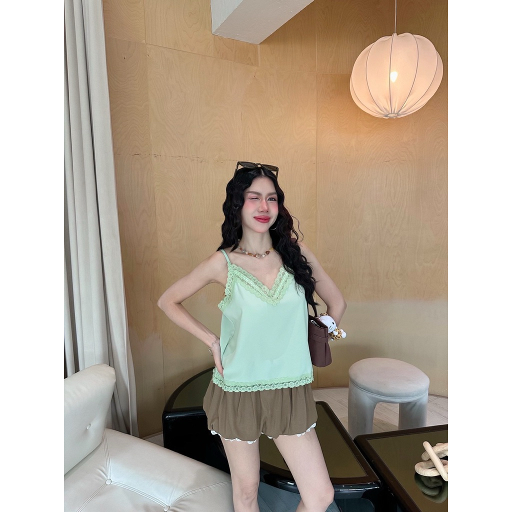 BY IRA Veronica Top พร้อมส่งสายเดี่ยวคอวีลูกไม้  เนื้อผ้าใส่สบายแต่งขอบลูกไม้ทั้งตัว - รูปที่ 3