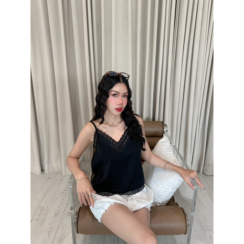 BY IRA Veronica Top พร้อมส่งสายเดี่ยวคอวีลูกไม้  เนื้อผ้าใส่สบายแต่งขอบลูกไม้ทั้งตัว - รูปที่ 6