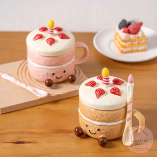 ์NEW🎂 แก้วมัคเค้กสตรอว์เบอร์รี่ ฝาปิดลายเค้ก พร้อมช้อน ลายน่ารัก ของขวัญสุดคิวท์ | lassiedecor🎀
