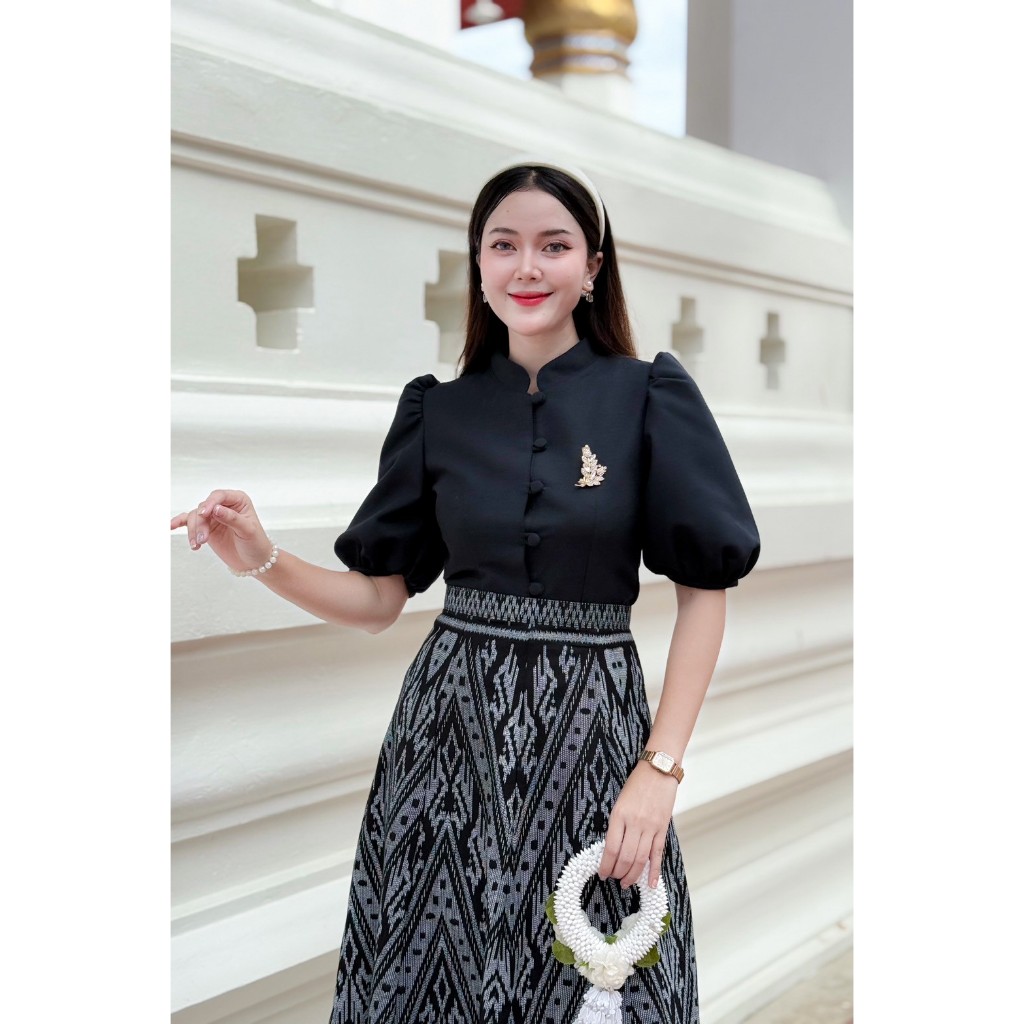 เสื้อสีดำ ผ้าฝ้ายลินิน ทรงจิตรลดา แขนบอลลูน อัดกาวทั้งตัว กระดุมปั้มแกะใช้งานได้จริง
