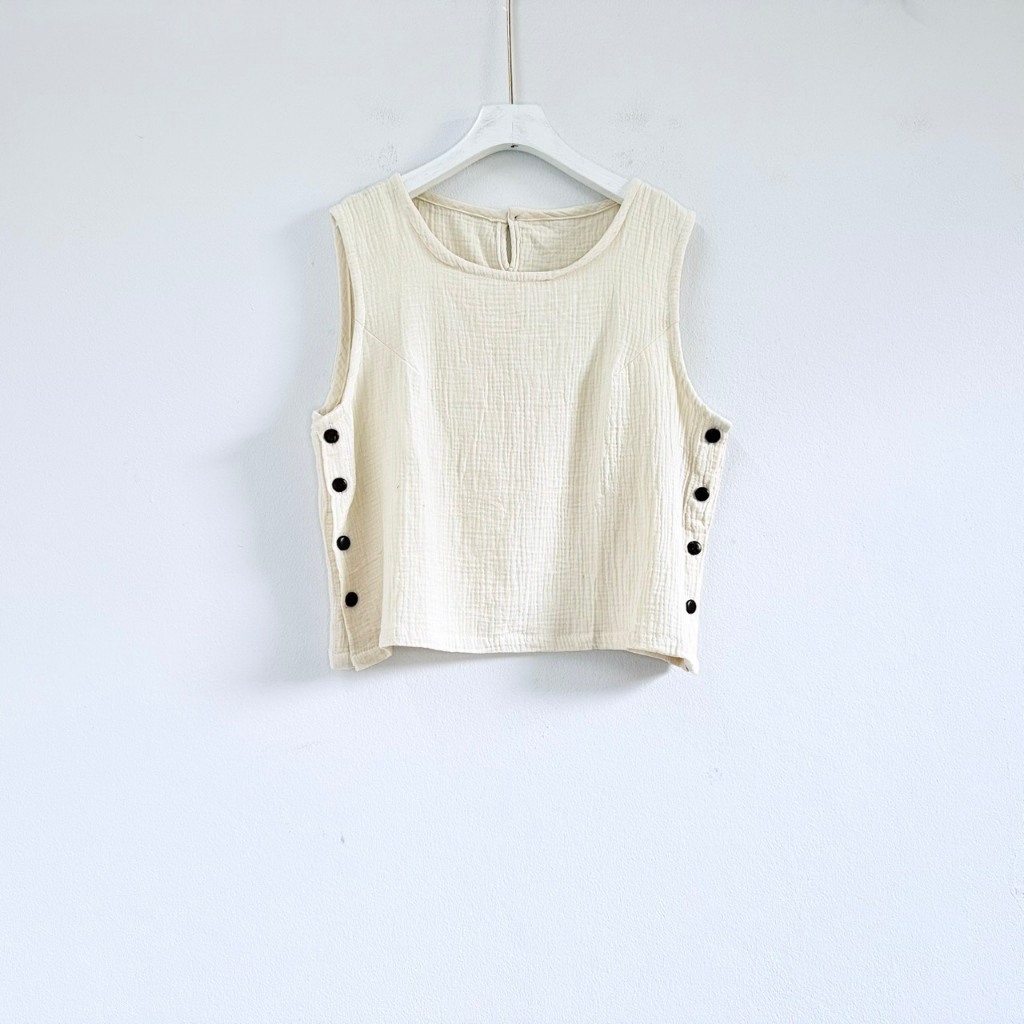 เสื้อแขนกุด เสื้อกั๊ก เสื้อแขนกุดผ้าสาลู ผ้าฝ้ายสาลูสองชั้นอบย่น แต่งกระดุมข้าง ผ้านุ่มมาก ใส่สบาย - รูปที่ 4