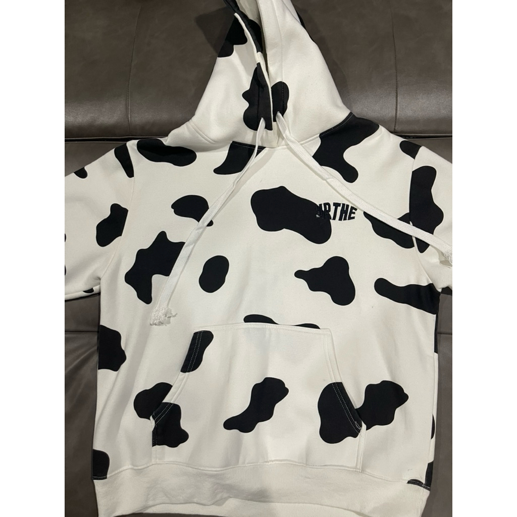 เสื้อ Hoodie URTHE มือ2 ลายวัว