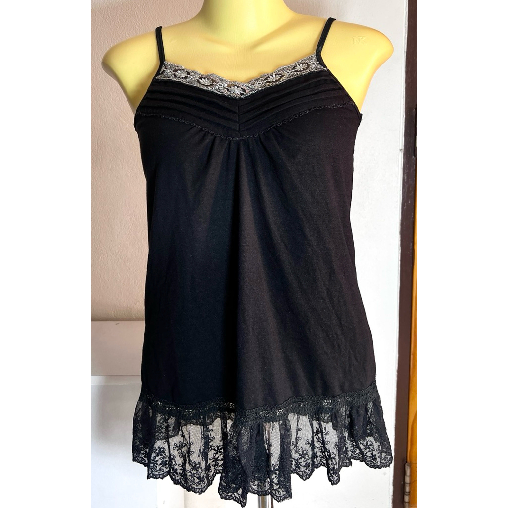 เสื้อสายเดี่ยวสีดำ ชายแต่งลูกไม้ ของ Axes famme