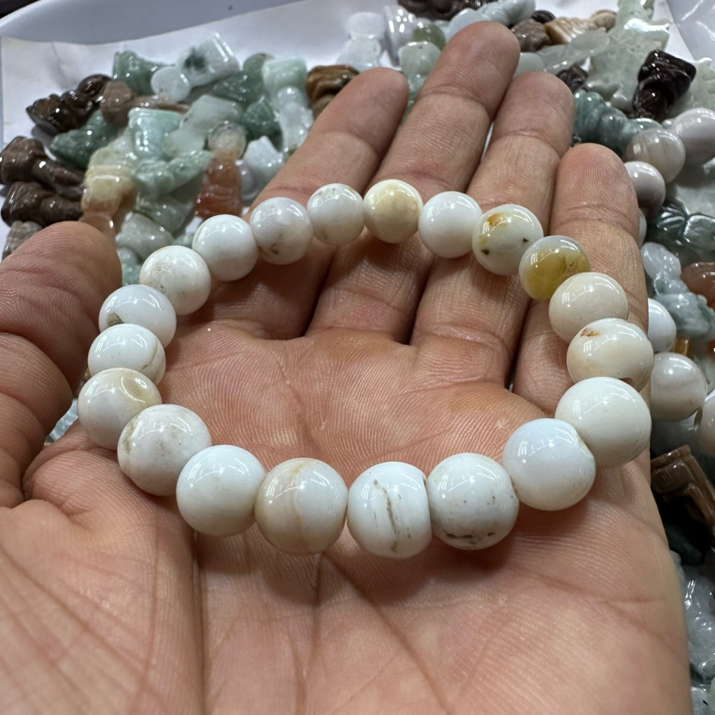 สร้อยข้อมือไม้หินสีโทนขาว ขนาดเม็ด 8-12 มิล