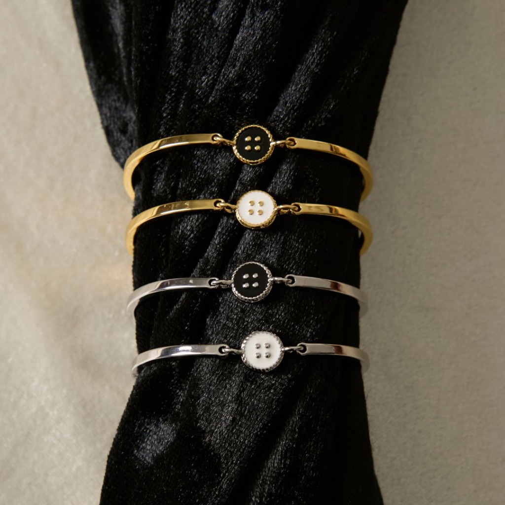 Petite Elle Button Bracelet กำไลข้อมือลายกระดุม