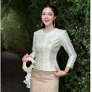 HM - ME (ขายแยก) ชุดไทยจิตรลดา เสื้อผ้าไหม4เส้นแขนยาวสีครีม ผ้าถุงสำเร็จรูปลาย ทอยดอก อัดกาว ชุดใส่ไปทำบุญ