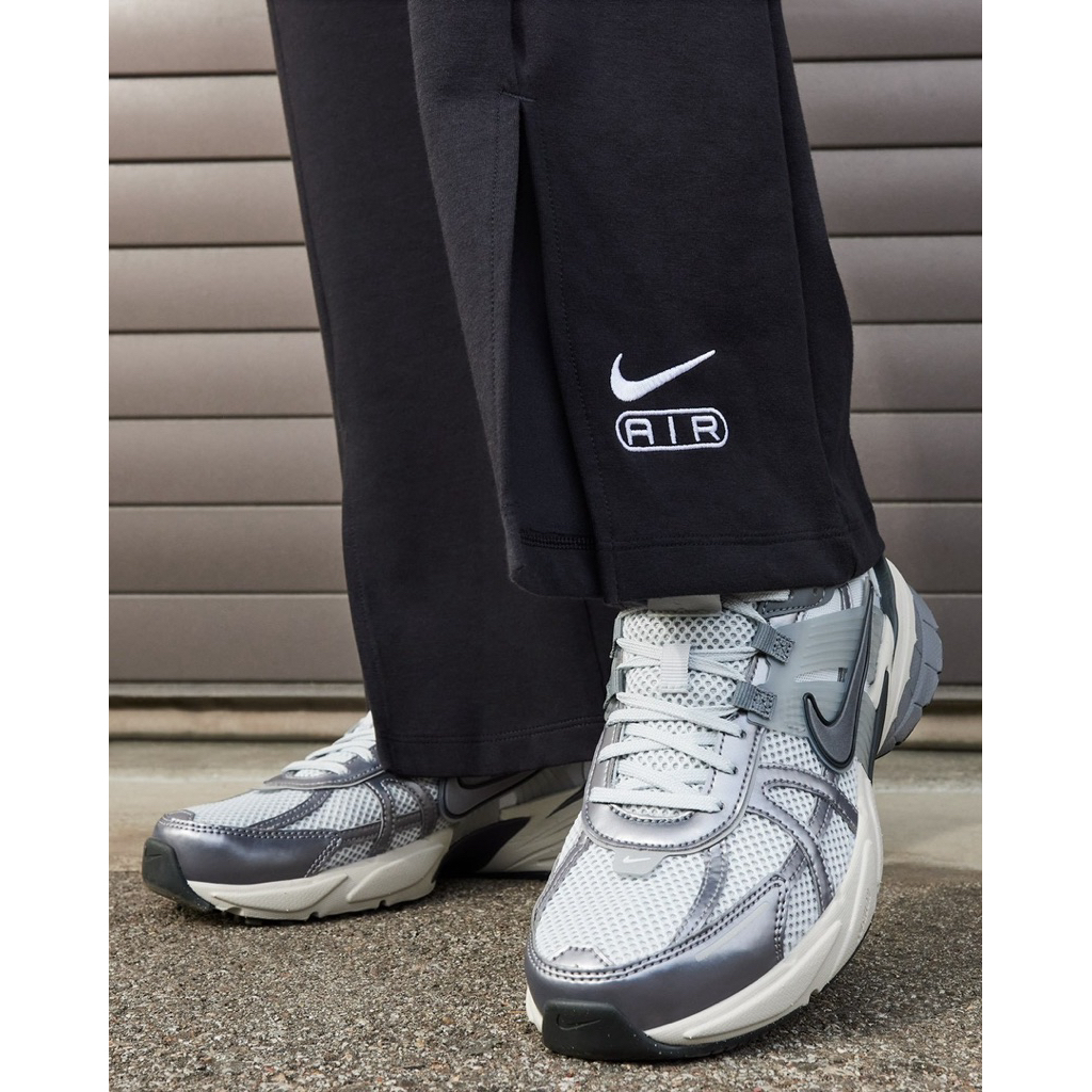 รองเท้า Nike V2K Run