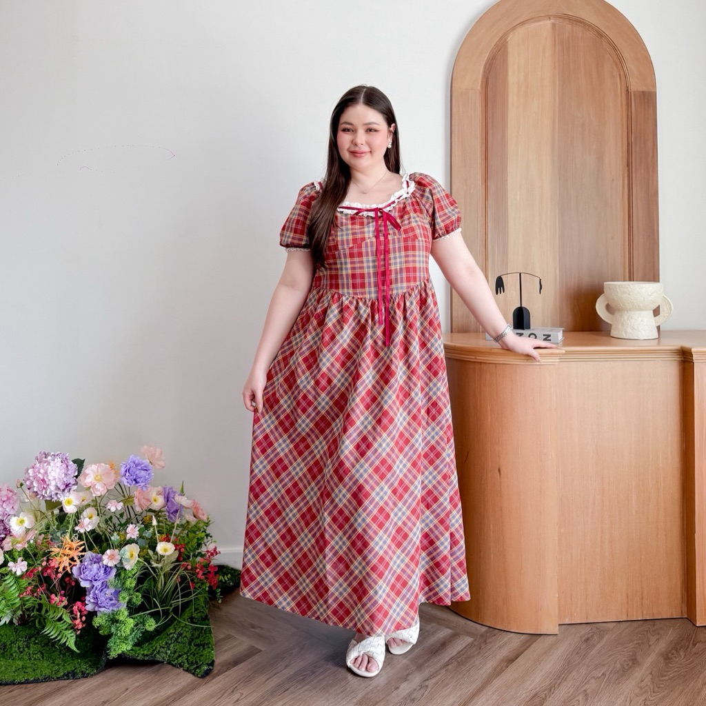 Lady M | The Sweetheart Plaid เดรสลายสก็อตโทนแดง สำหรับสาวอวบ สไตล์วินเทจ ดีไซน์น่ารัก ใส่ไปเที่ยว ถ่ายรูปที่คาเฟ่