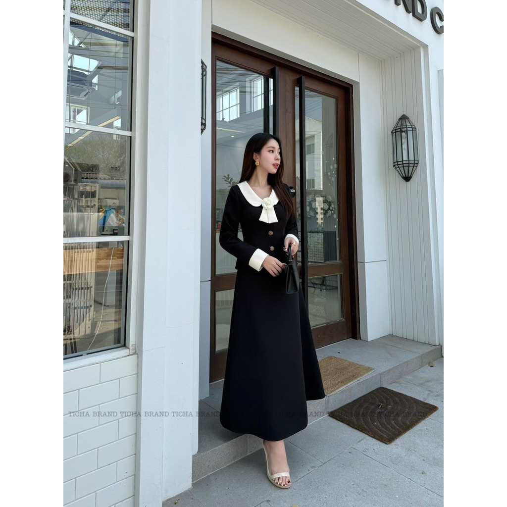 Ticha•ชุดเซต2ชิ้น สีดำเสื้อแขนยาวคอปกครีมและปลายแขนครีม แต่งเข็มกลัดริบบิ้นโบว์ดอกไม้ที่คอ มาพร้อมกับกระโปรงยาว - รูปที่ 2