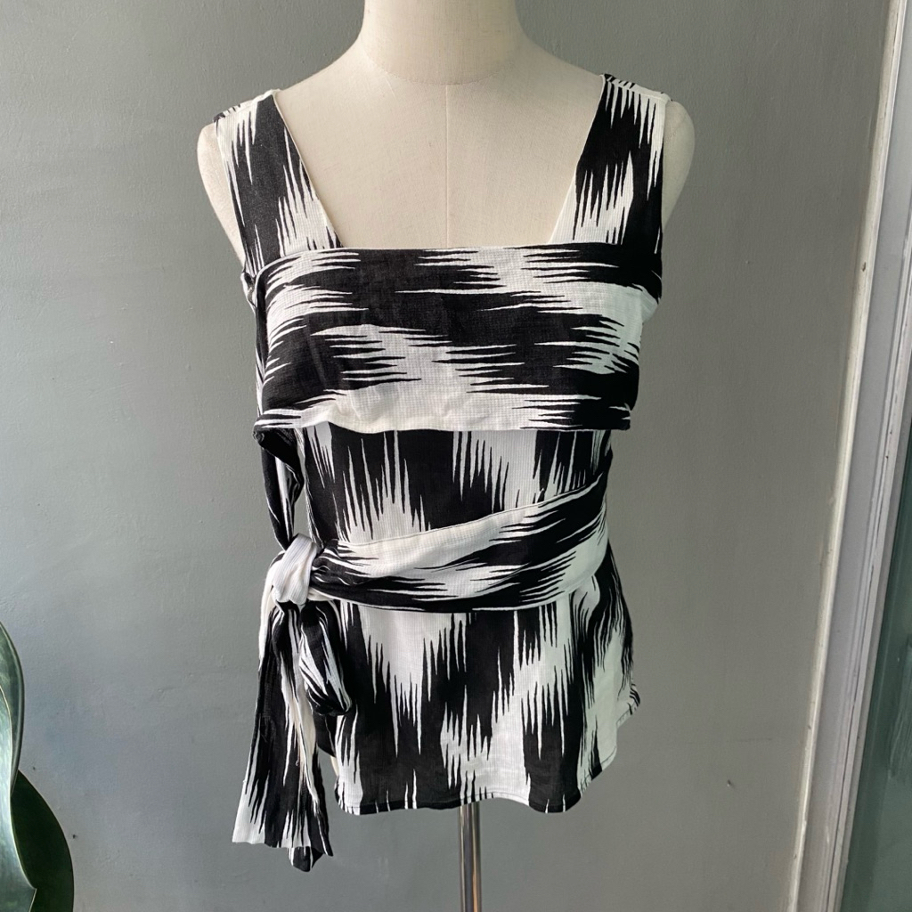 USED Matter Makers sleeveless top สภาพดี