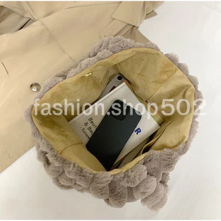 fashion.shop502 กระเป๋าสะพาย ขนเฟอร์นิ่มขนฟู มีช่องด้านใน มีซับ ดีไซน์สวยหรู ดูเเพง ความจุเยอะ พร้อมส่งในไทย B-057
