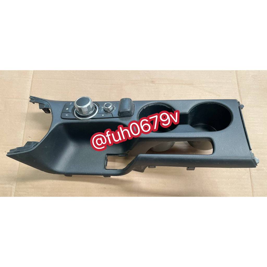 #แผงพลาสติกคอนโซลกลางด้านหน้าตัวบนครอบที่ดึงเบรคมือพร้อมที่วางแก้วน้ำและปุ่มมาสด้าmazdaคอนเนคท์conne