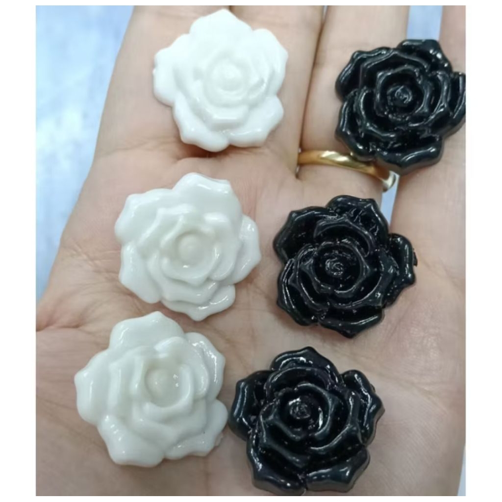 กระดุมลายกุหลาบพลาสติก(2.1-2.5)cm. 🌷🌷(1ชุดมี6เม็ดค่ะ)