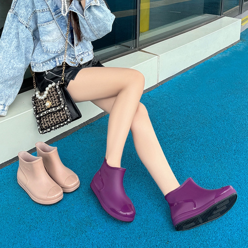 Jthel รองเท้ากันฝนผู้หญิงสีดำ ทรงเตี้ยสไตล์แฟชั่น ปลายรองเท้าพื้นเงา กันน้ำกันลื่น ส่งตรงจากไทย