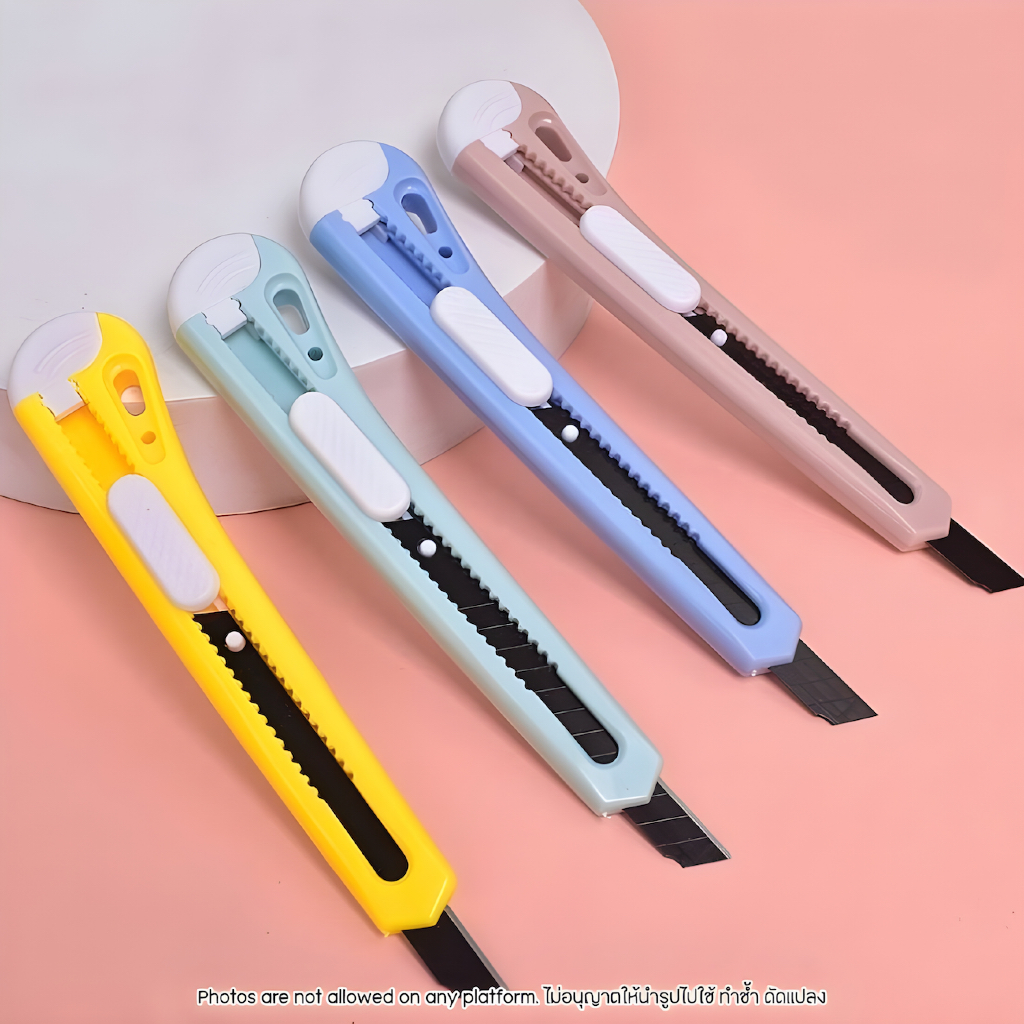 คัตเตอร์ Kniff 5G-211 สีพาสเทล ใบมีดดำ คมกริบ มีดแกะพัสดุ งาน DIY ระบบล็อคอัตโนมัติ เปลี่ยนใบมีดได้ มีที่หักใบมีดในตัว