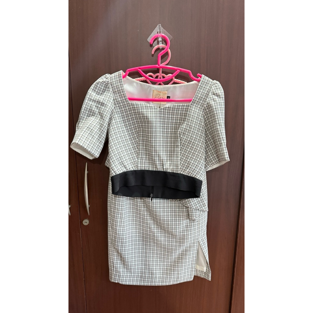 Pim by pimlee เสื้อครอบและกระโปรง ไซส์ S มาตรฐาน ไม่ได้ปรับแก้ ของใหม่ ไม่เคยใส่ ไม่เคยซัก