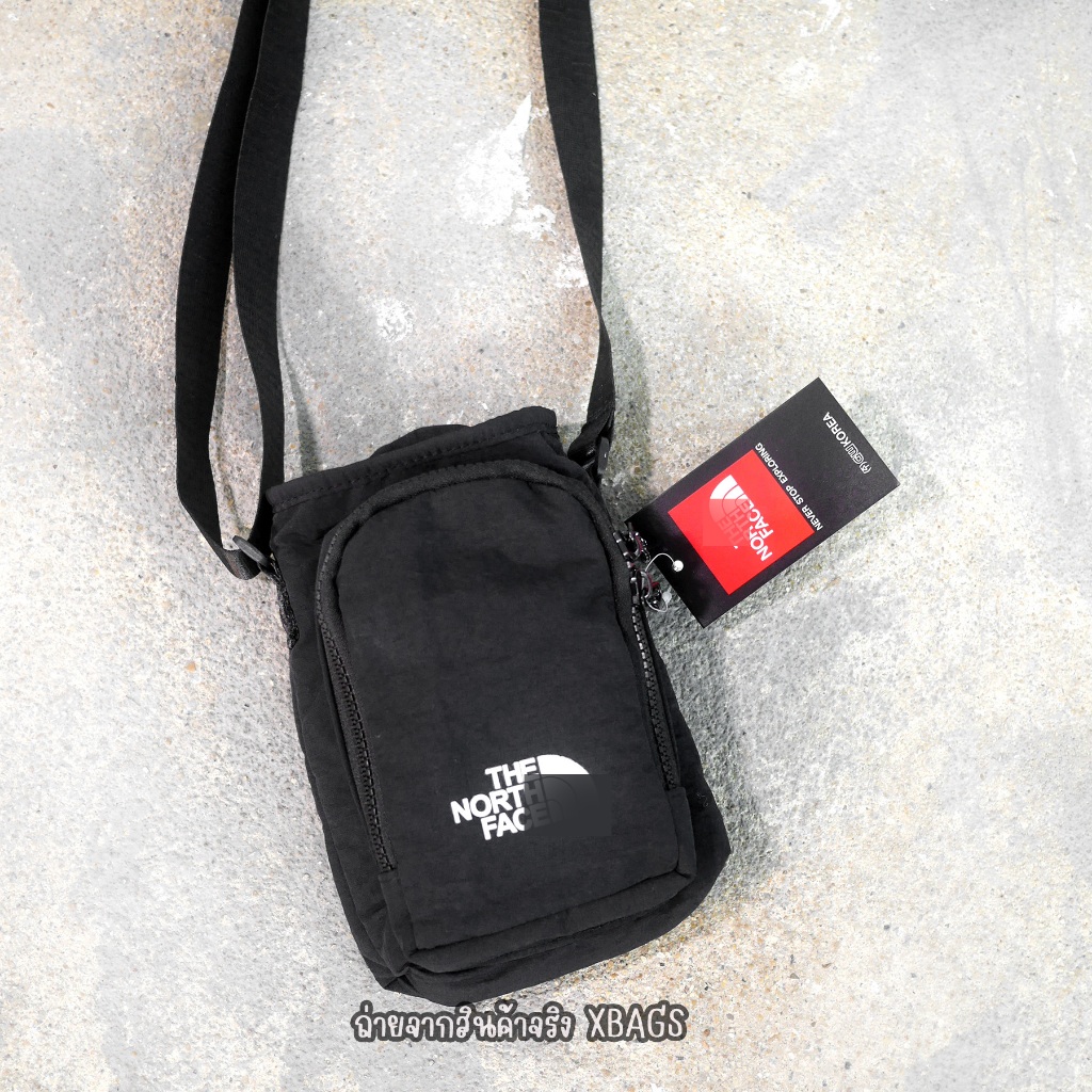 สะพายข้างใบเล็ก ทรงตั้ง TNF รูดปิด ผ้าบุหนา ผ้าย่นเล็กน้อย ห้อยคอได้ สะพายข้างได้