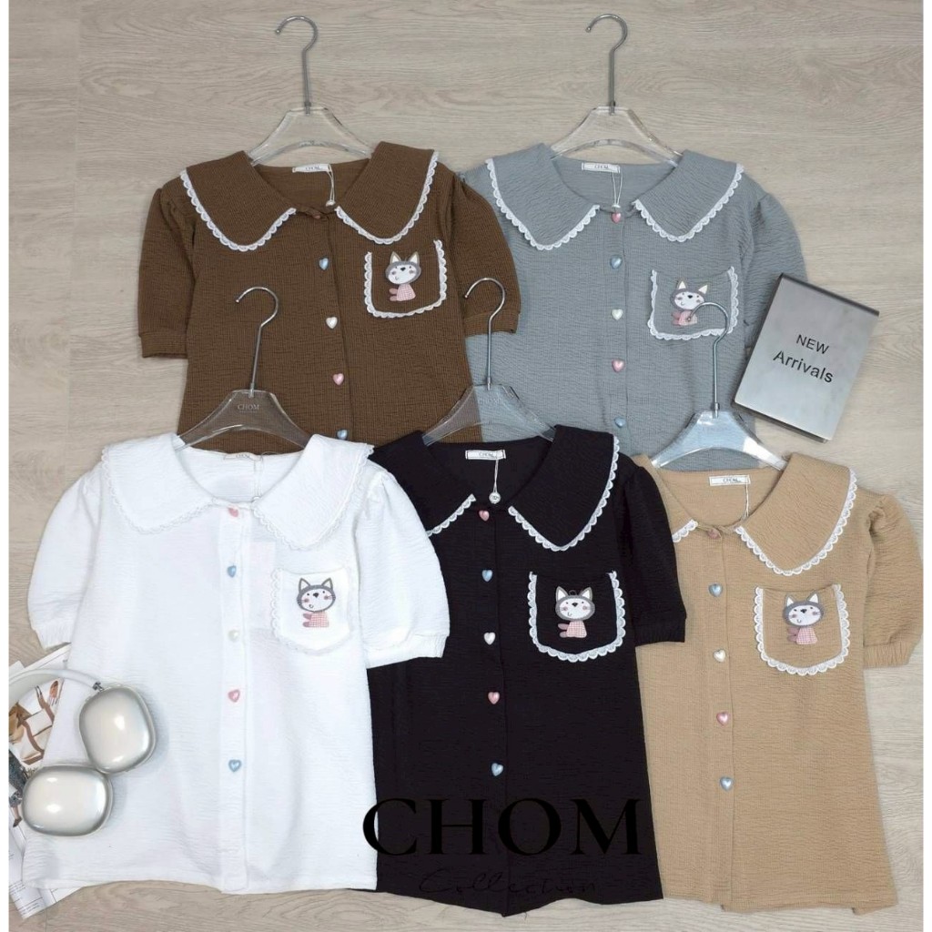 ป้าย CHOM เสื้อผ้าคอตตอนยืดปกบัวแต่งลูกไม้กระดุมหัวใจ อก 42 นิ้ว ยาว 24 นิ้ว