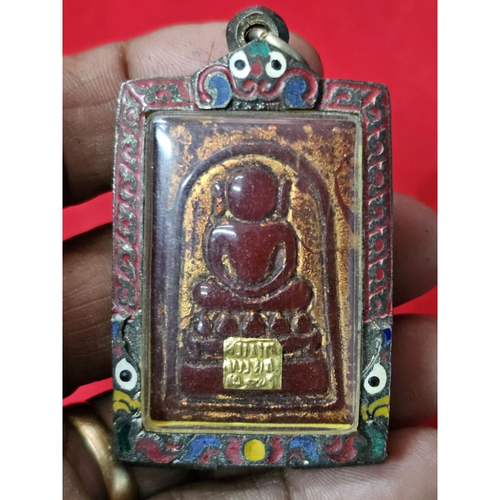 พระสมเด็จเนื้อหยกแดงแท้ พิมพ์ไกเซอร์ออกวัดพระแก้วกรุวังหน้า ใต้ฐานปิดแผ่นทองคำเขียนว่าขั้วโต 2411 พร