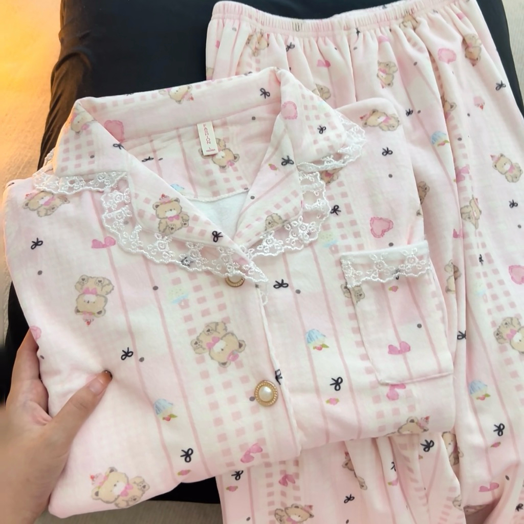 ชุดนอนผู้หญิง ผ้านุ่มลายหมี กระดุมมุกขอบทอง น่ารักใส่สบาย แขนยาวขายาว ชุดนอนคุณหนู พร้อมส่งจากไทย