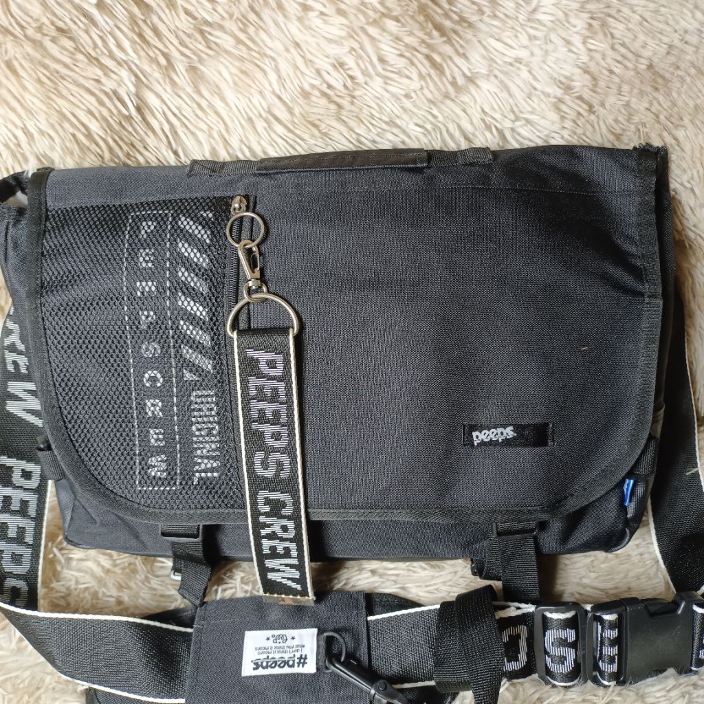 กระเป๋าสะพาย แบรนด์  Peeps