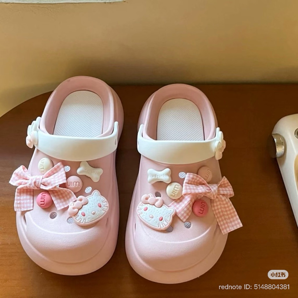 รองเท้าคิตตี้พื้นนุ่มเด้งสีชมพูขาวน่ารักพร้อมจิ้บบิทตกแต่งครบแบบในภาพ