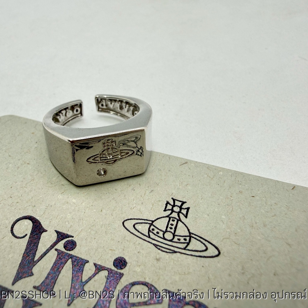 แหวนผู้ชายสีเงิน รุ่น CARLO Ring งานปั๊มโลโก้ดาวเสาร์ด้านหน้า พร้อมฝังเพชร 1 เม็ด