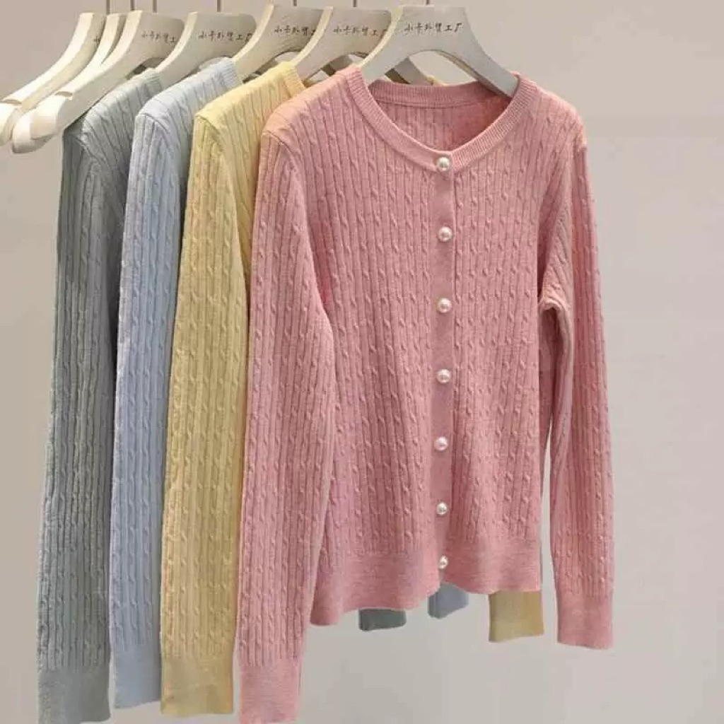CHERISH (พร้อมส่ง) เสื้อแขนยาว ไหมพรม กระดุมหน้าไข่มุก ลายเปีย ผ้านุ่ม