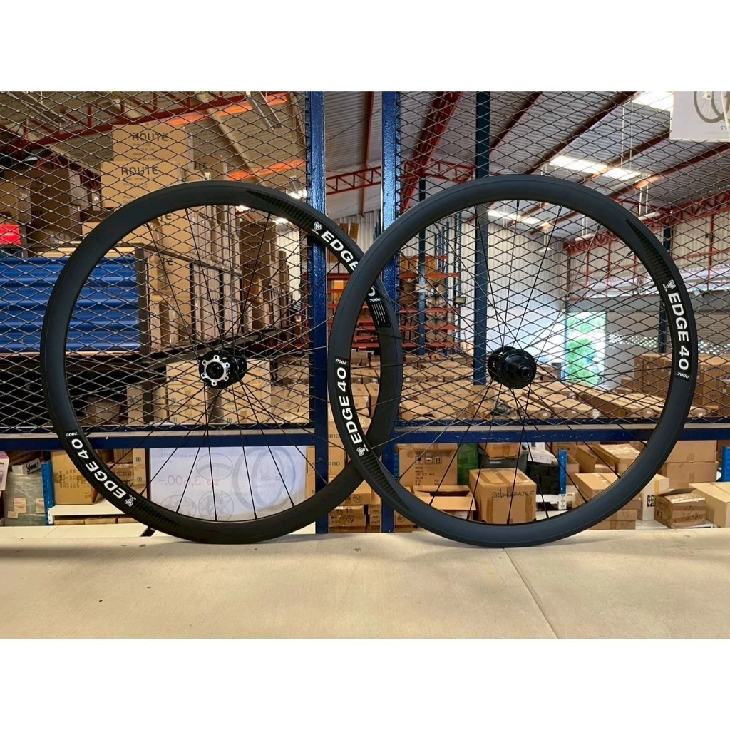 ล้อจักรยานเสือหมอบ 700c EDGE40 Disc ขนาด 700c: ล้อจักรยานรุ่นนี้มีขนาด 700c ให้ความมั่นคงในการขับขี่