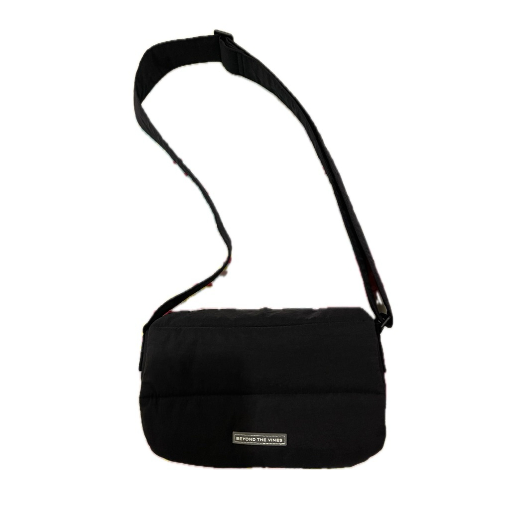 Beyond the vines (Pocket Poofy Bag) Black