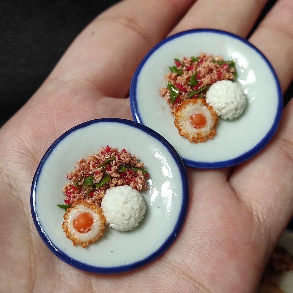 ข้าวกระเพราหมูสับไข่ดาวจิ๋ว อาหารจิ๋ว ของจิ๋ว ของตกแต่งบ้านตุ๊กตา