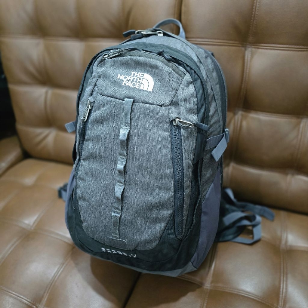กระเป๋าเป้ The north face (Used)รุ่น SURGE II TRANSIT สีเทาดำ สภาพดี