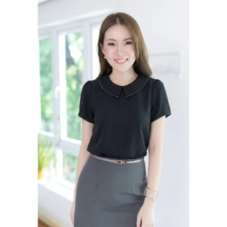 Narinari : MT6610 Point Collar Blouse ผ้าโฟร์เวย์ เสื้อทำงานทรงปกบัวตัดปลายแหลม แขนสั้น แต่งขอบ