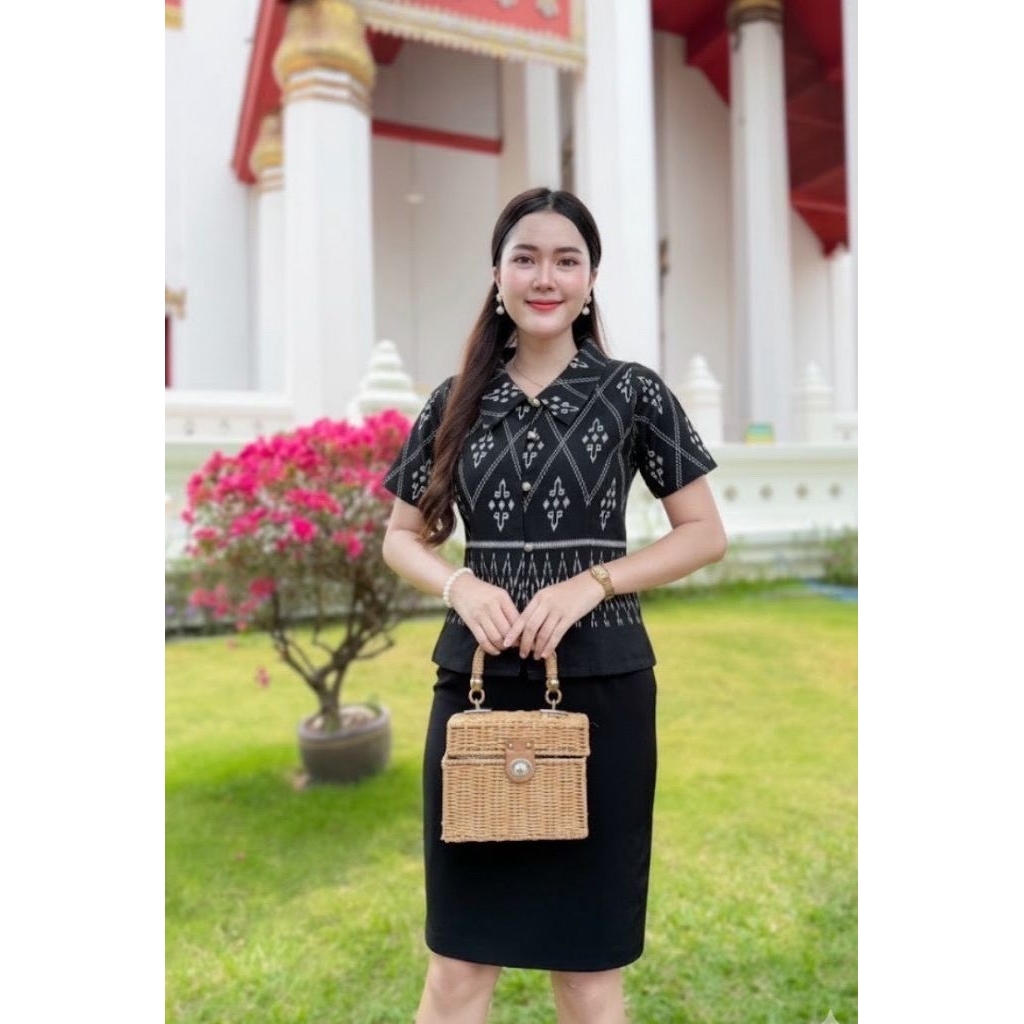 เสื้อผ้าไทยสำหรับผู้หญิงเสื้อเนื้อผ้าฝ้ายสีดำผ้าฝ้ายทรงคอจิตรดาผ้าไม่ซับในใส่สบาย