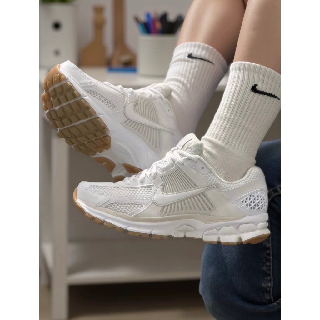 [พร้อมส่ง & พรีออเดอร์] Nike Zoom Vomero 5 - (FJ2028-104) Color: White/Phantom/Summit White - รูปที่ 6