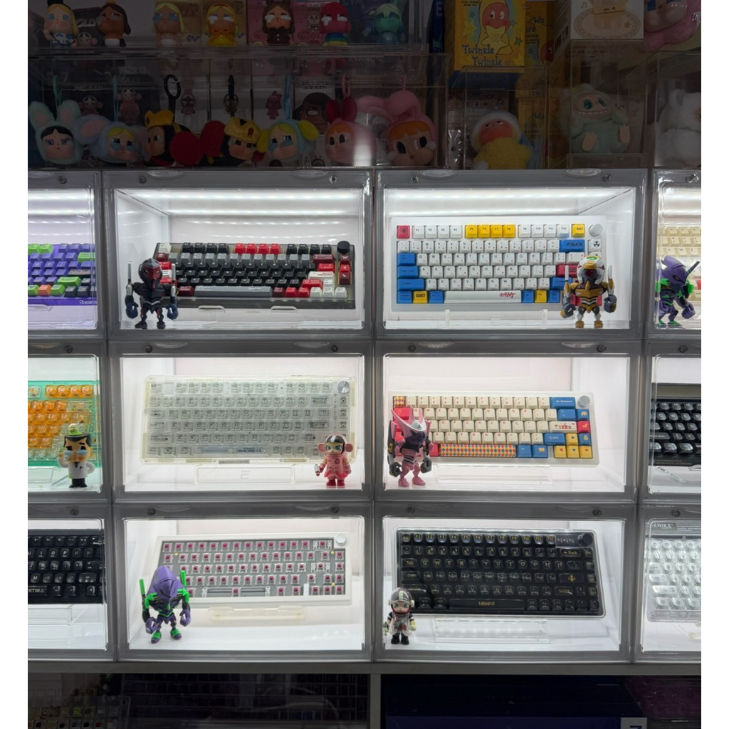 กล่อง โชว์ของเล่น arttoy รองเท้า คีบอร์ด มีไฟ LED สีขาว 24 ดวง (ขนาด 37.5*27.5*23cm)