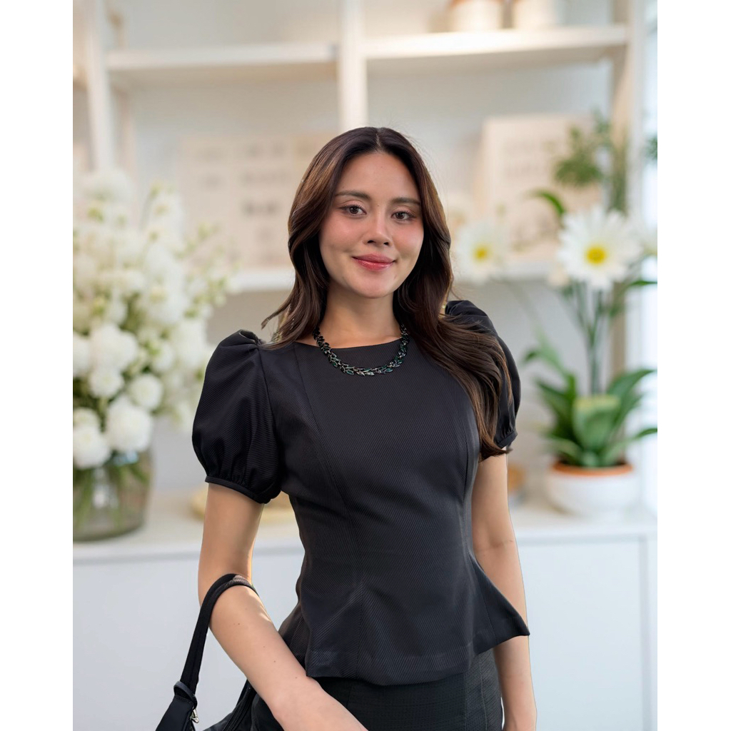 MASNAREE | Ranee Blouse | เสื้อแขนพองเข้ารูป เนื้อผ้าริ้วโพลีเอสเตอร์ ทรงเข้ารูปสวย