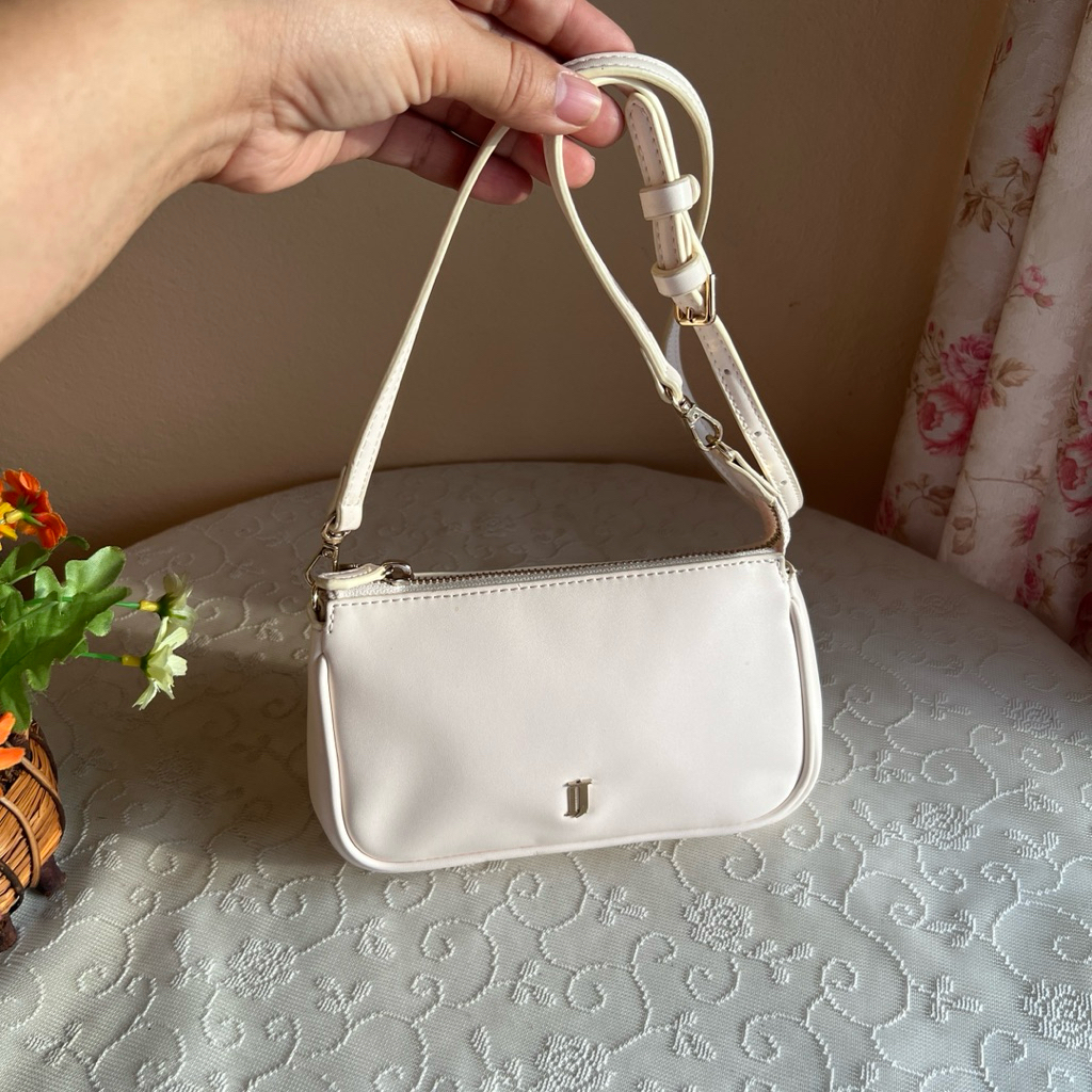 J.estina แท้💯 สะพายข้างขนาดมินิ สภาพสวยซับในสะอาดสายยาวเดิมน่ารักมาก ฐาน 7 นิ้วกว้าง 1.5 นิ้วสูง 4.5