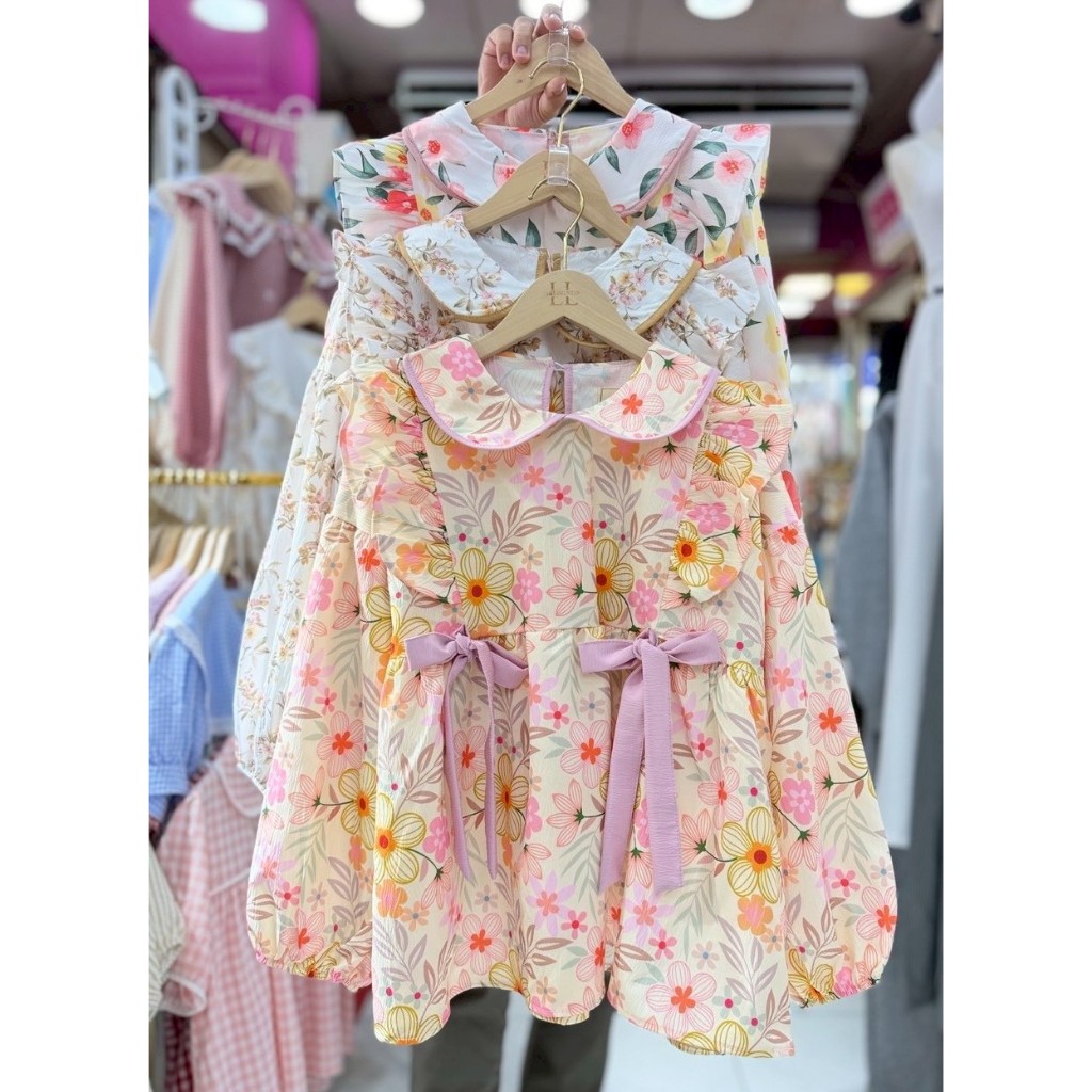 ป้าย Lilly เสื้อผ้าพิมพ์ลายคอบัวแต่งกุ้นสี ระบายข้าง แต่งโบว์ผูกน่ารัก ๆ อก 42 นิ้ว