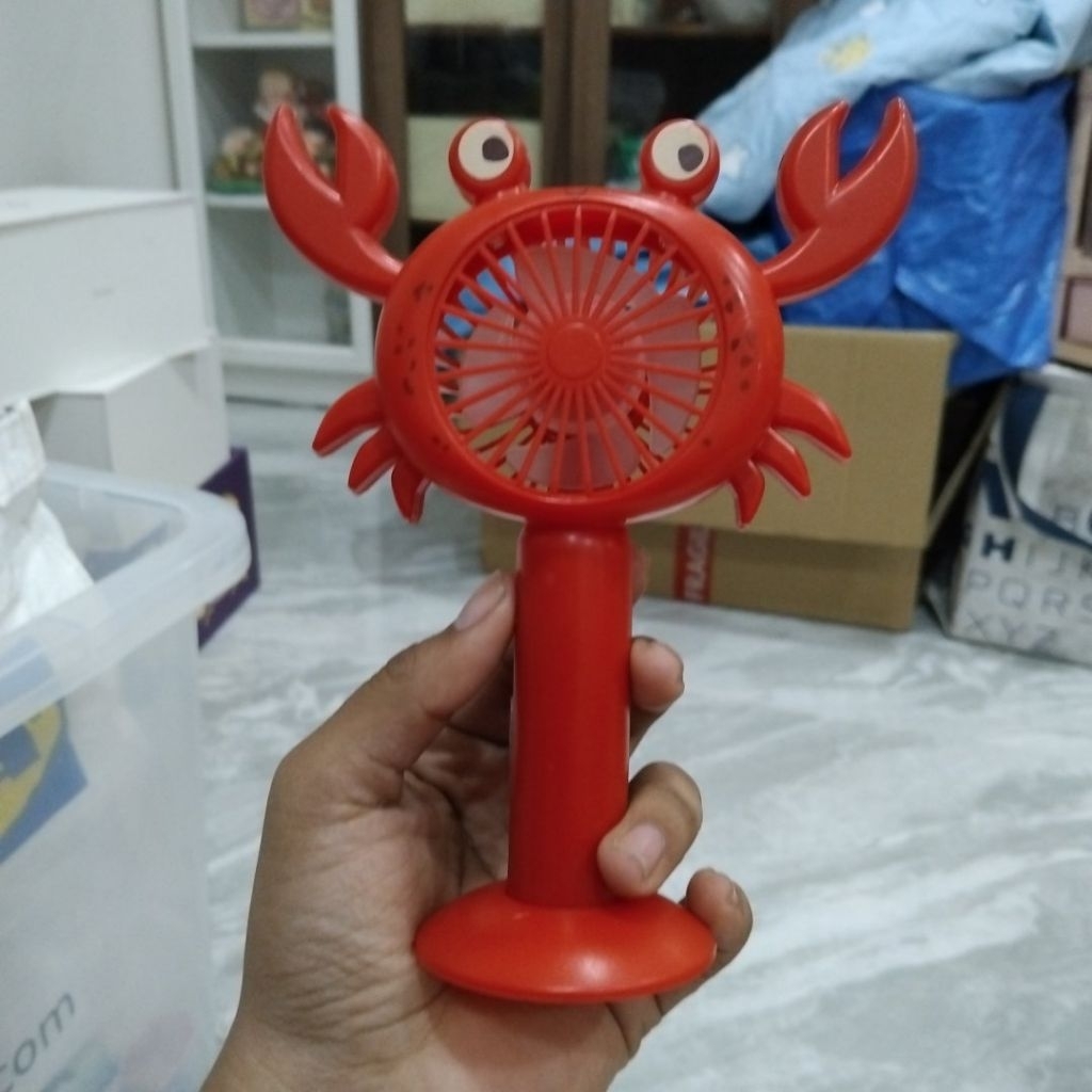 พัดลมมือถือรูปปูแบบชาร์จไฟได้ (Red rechargeable handheld crab fan) จากแบรนด์ Flying Tiger Copenhagen