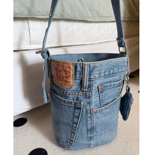 กระเป๋ายีนส์ Levi’s พร้อมกระเป๋าห้อยหัวใจ สายปรับระดับได้