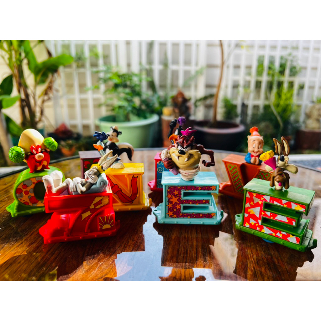 เหมาทั้งภาพ 8 ตัว งานเก่า 7-11 Looney tunes มีเปื้อน รอยตามภาพนะคะ เก่าตามเวลา ไม่แยก