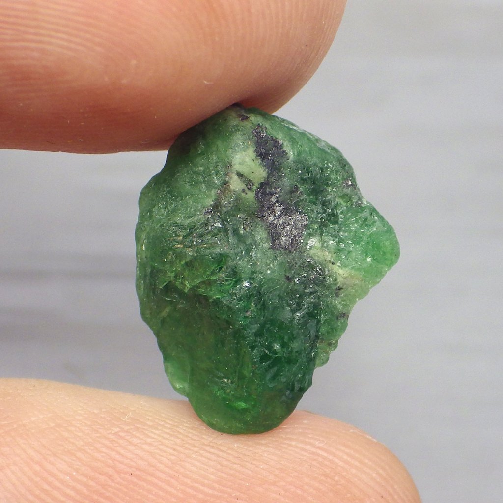 พลอย ก้อน ดิบ ซาโวไรท์ การ์เน็ต โกเมน เขียว ธรรมชาติ แท้ ( Natural Green Chrome Tsavorite Garnet ) ห