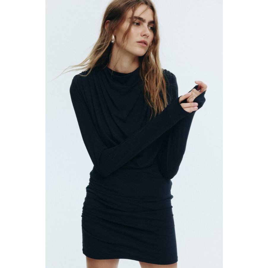 H&M(เอชแอนด์เอ็ม) เดรสไหล่เสริมโครงทรง Draped ผู้หญิง 1314155_1