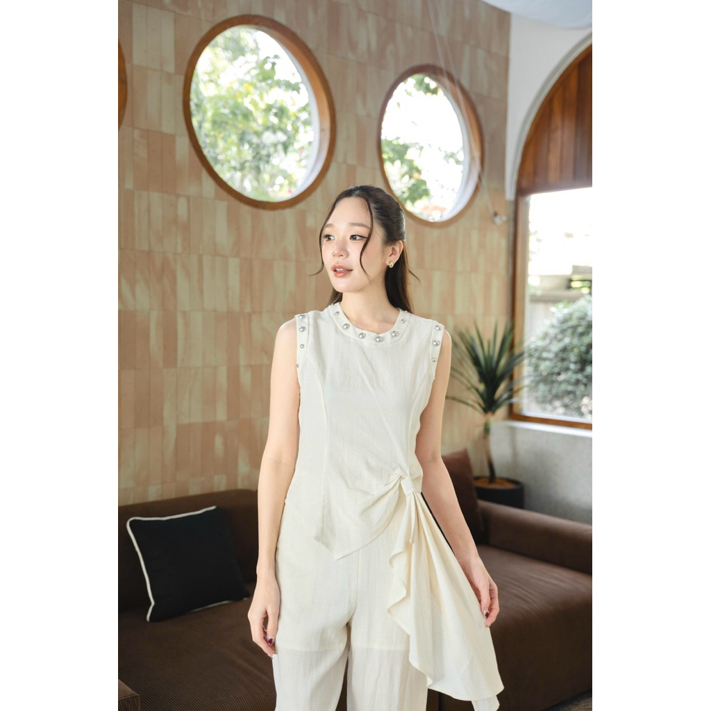 ร203 “kanom cream” ขนมครีม งานเซ็ทแขนกุด ลุคน่ารัก เรียบร้อย สีครีม 🤍มีแต่งหมุดเงินเพิ่มความเก๋